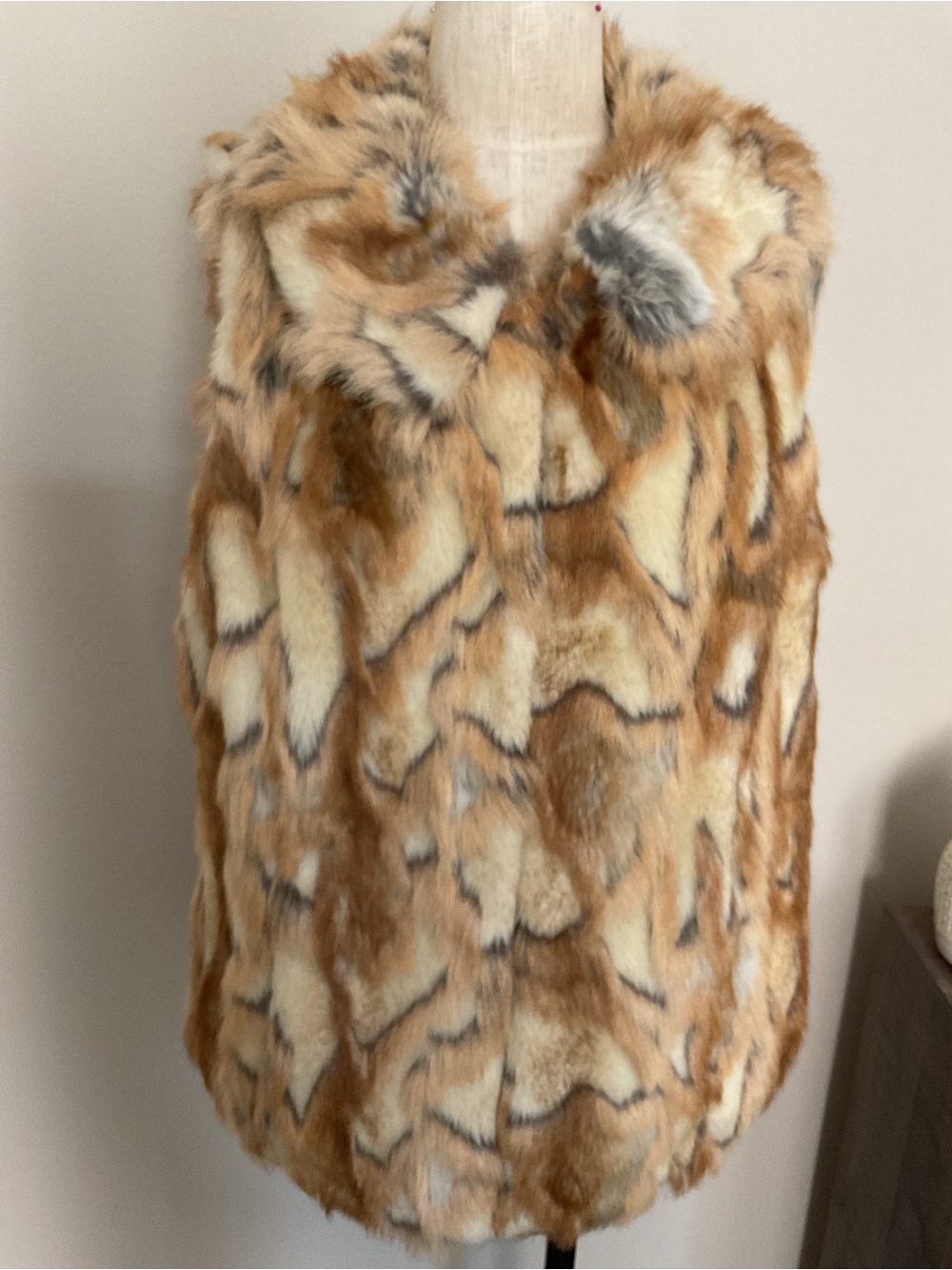 Rachel Zoe Women Faux Fur Vest in Brown and Cream Tones. Size 1X. Great conditio - Picture 2 of 13